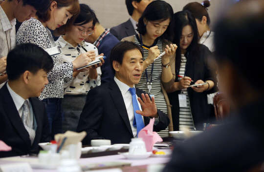 이주열 한국은행 총재가 26일 오전 서울 한국은행에서 열린 경제동향간담회에서 모두발언하고 있다.  tkwls=연합뉴스